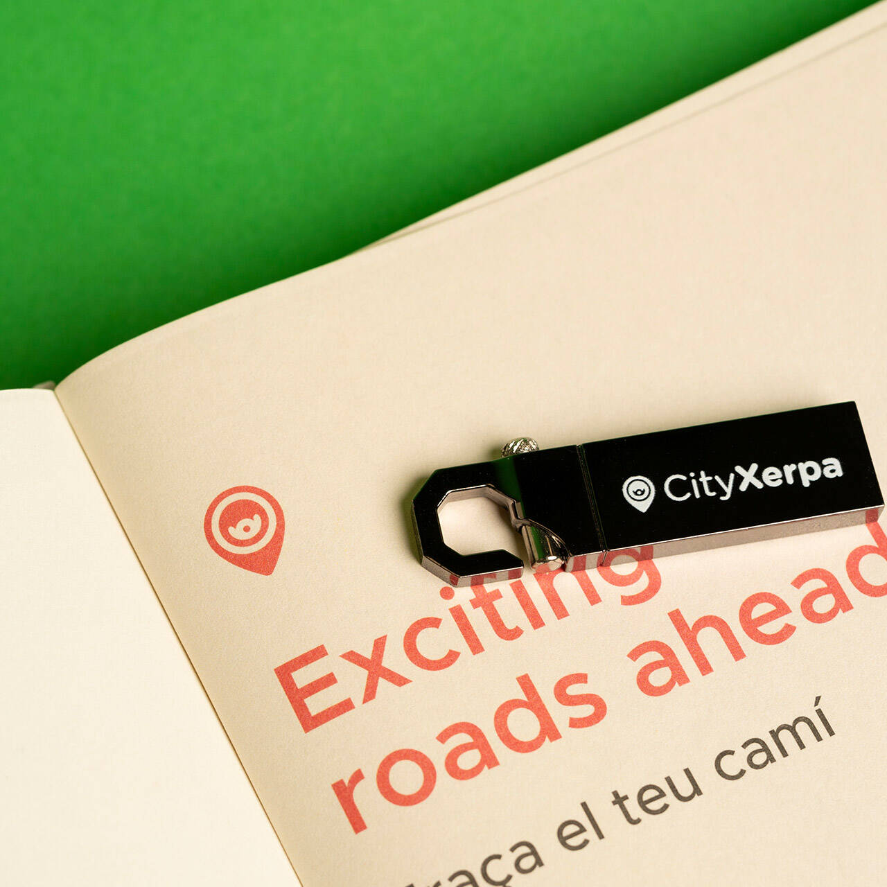 USB en forma de mosquetó, amb clara estètica outdoor.